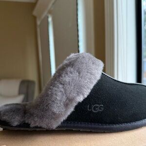 UGG Women’s black suede Scuffette II slippers with gray shearling trim